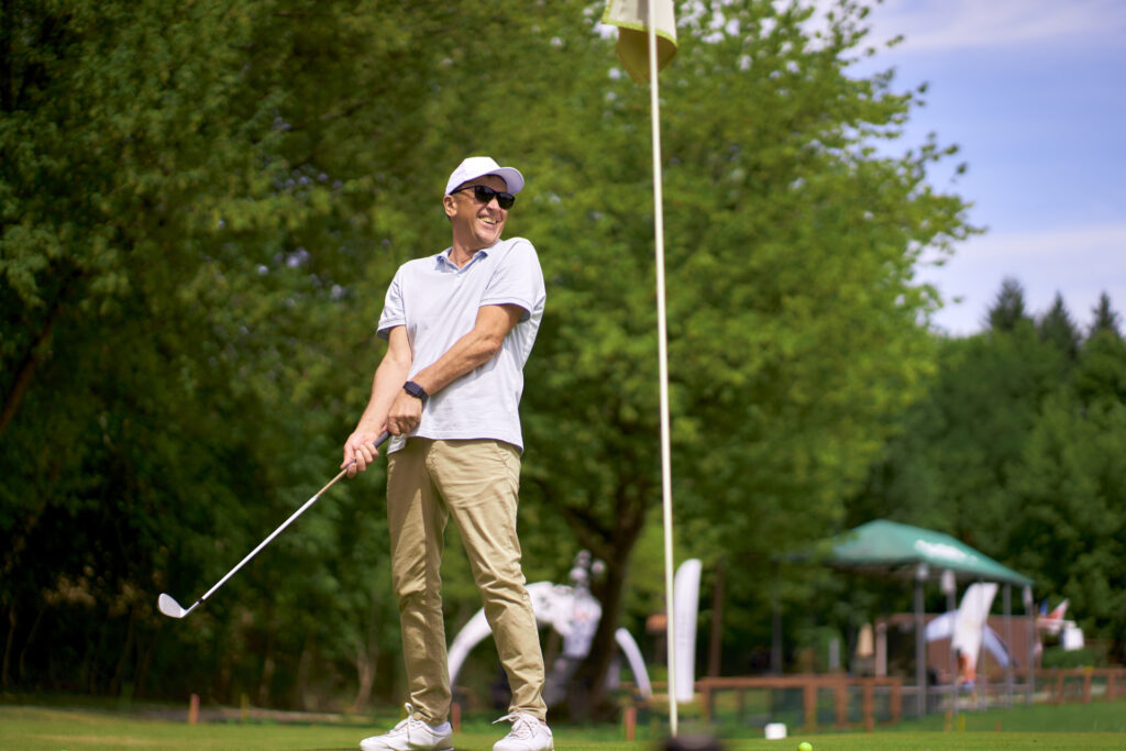 ゴルフをしている男性