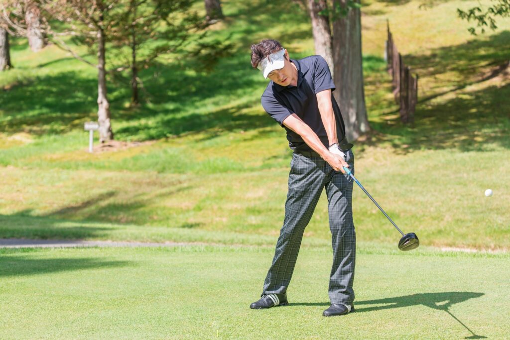 ゴルフをしている男性