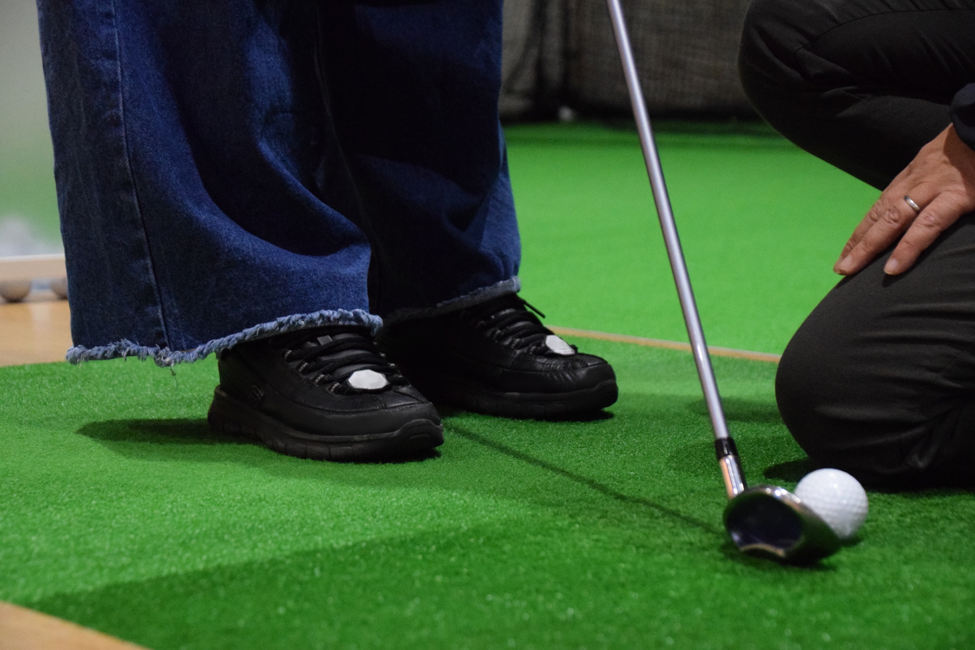 ゴルフを練習する人