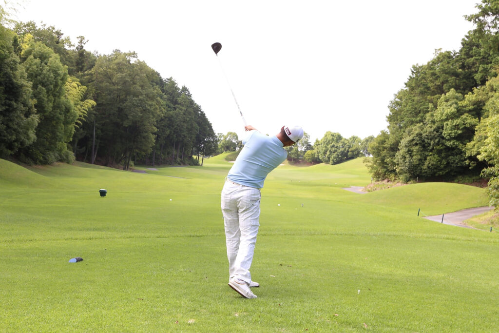 ゴルフをしている男性